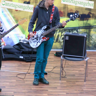 gta-anselm Montessori-Schulzentrum Leipzig - Neuigkeiten - Grünauer Lernfest - Schulband tritt auf